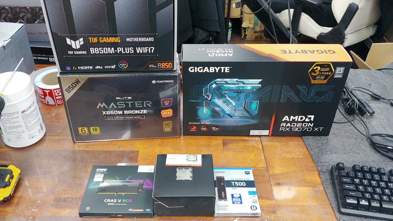 9800X3D 32G RX9070XT Y724(B) 헬라