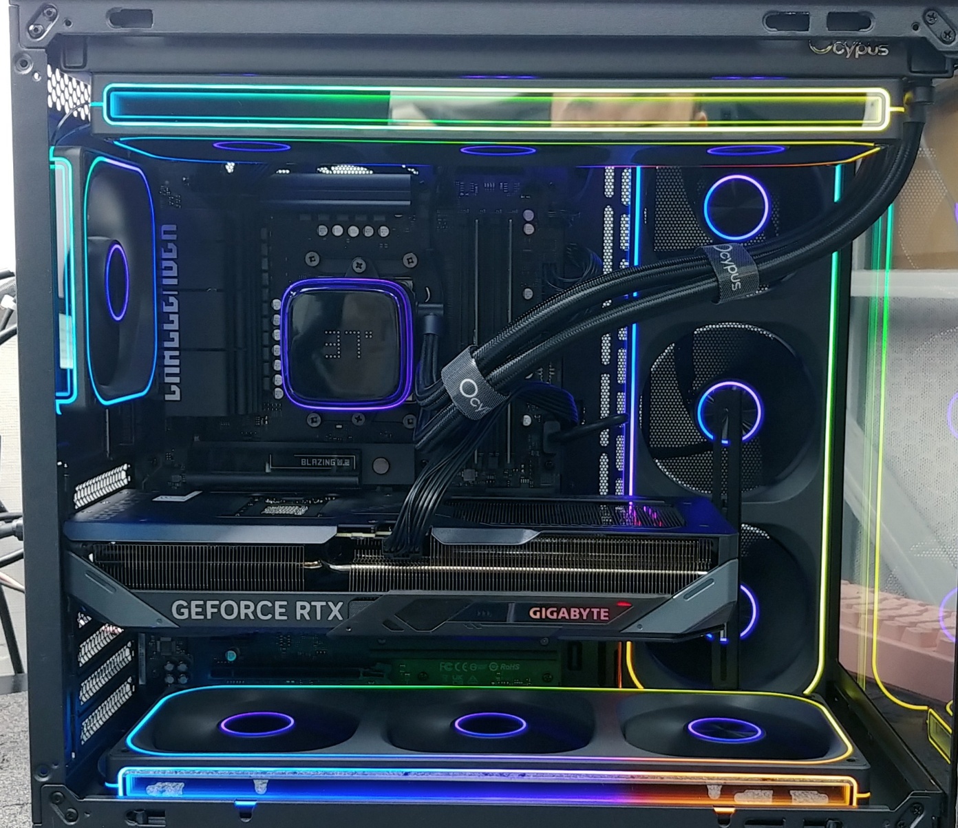 7800X3D 32G RTX5070 Y724(B) 첼린저57  7800X3D x RTX 5070으로 완성한 무결점 게이밍 머신