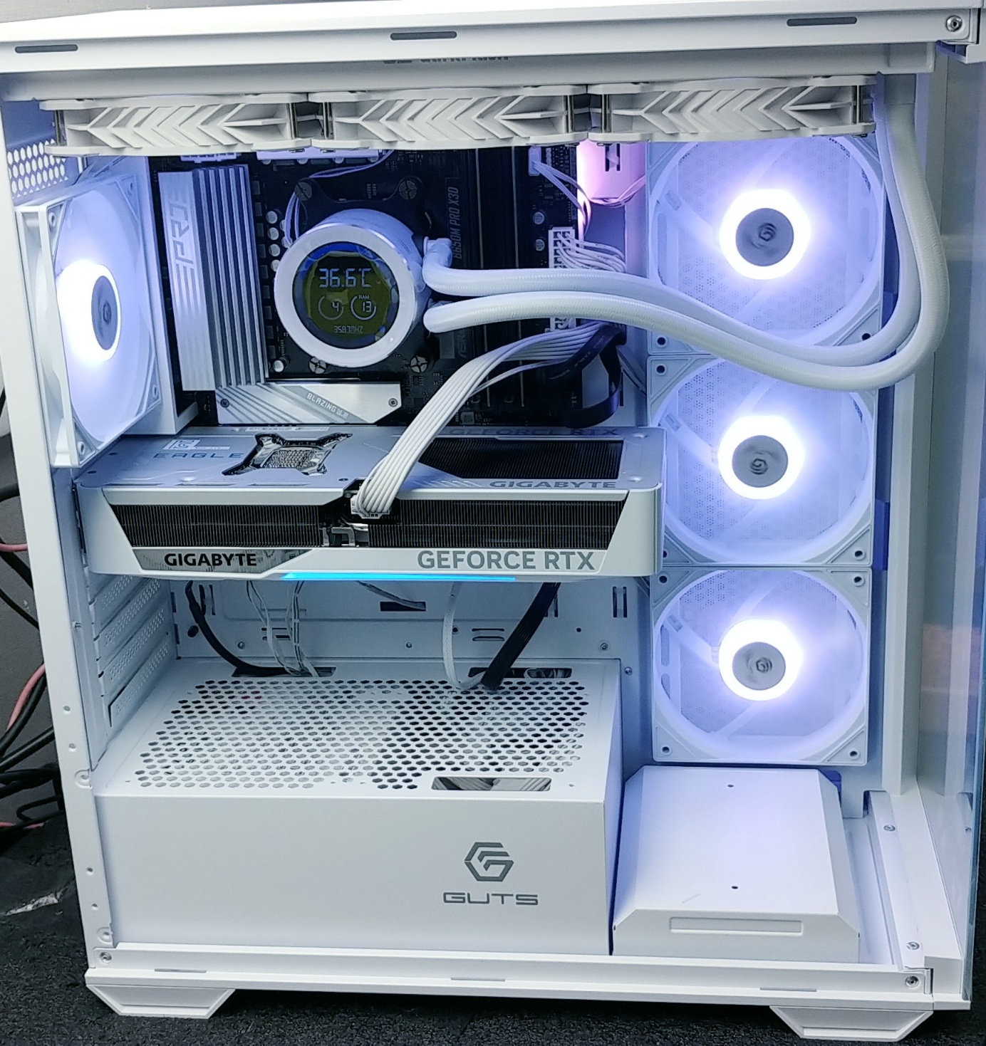 7800X3D + RTX 5070 화이트 게이밍PC 출고 - QHD 144Hz 게이밍에 최적, 360mm 수냉 ARGB 풀세팅
