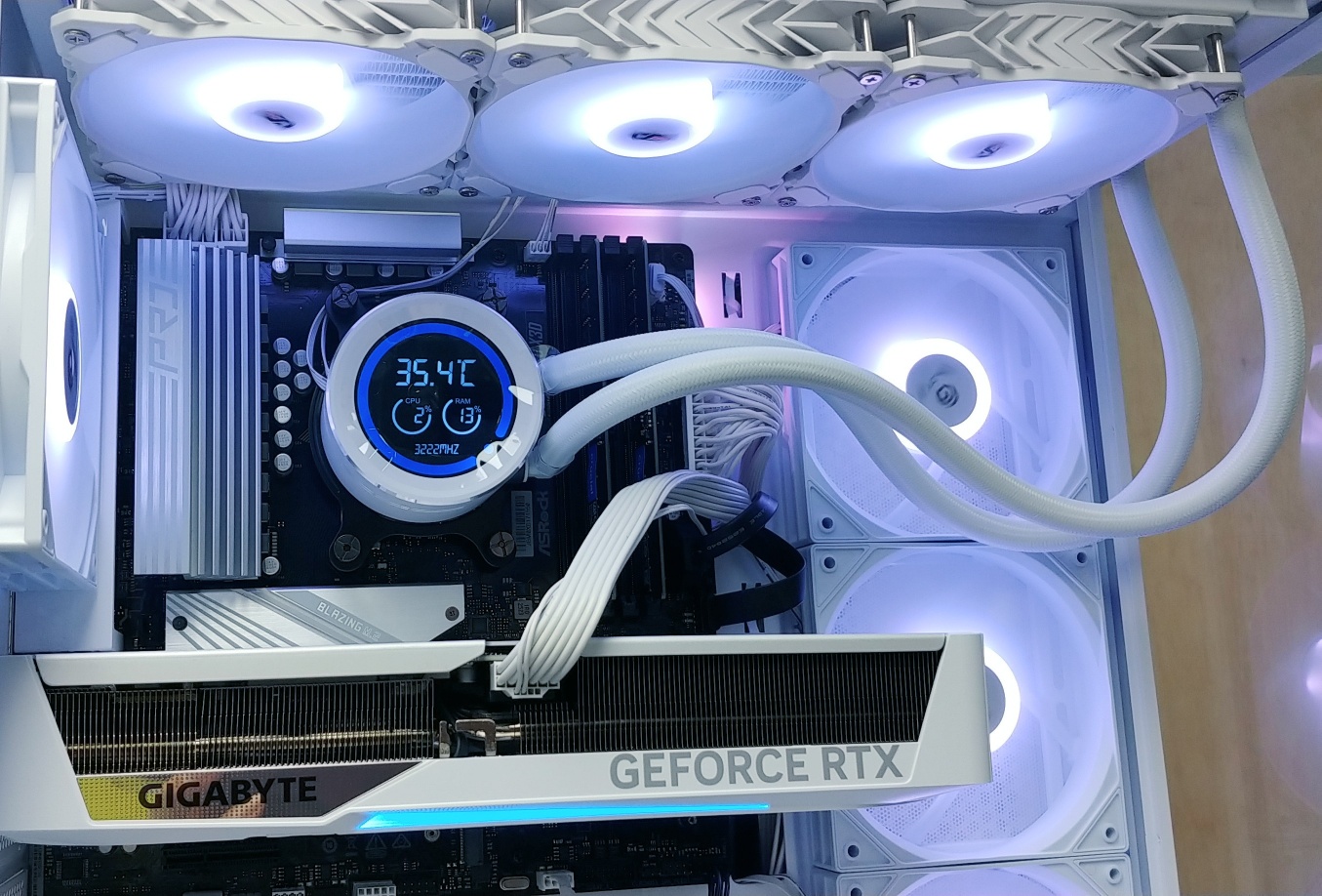GIGABYTE RTX 5070 EAGLE OC ICE SFF 화이트 그래픽카드 - DDR5 32GB 메모리 ASRock B650M Pro X3D 메인보드