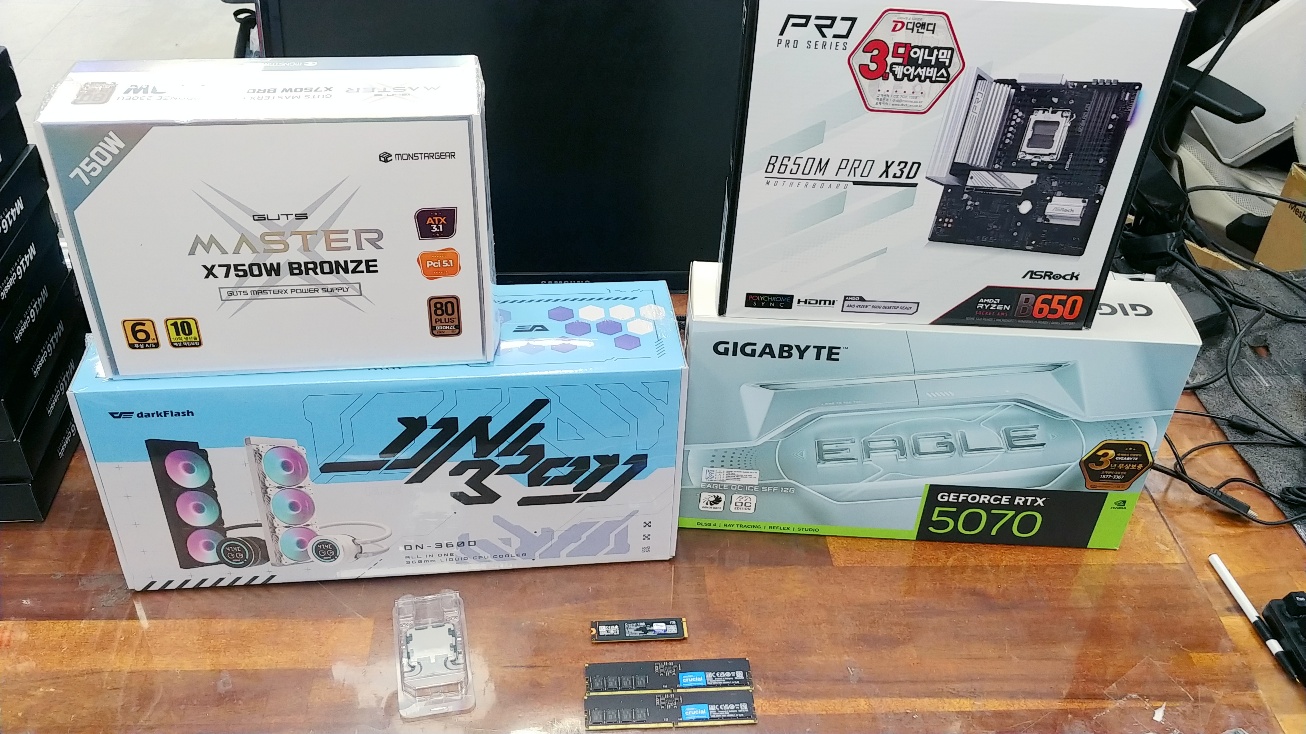 화이트 게이밍 PC 완성 - 7800X3D RTX 5070 가츠 X620A 360 수냉 ARGB 부산 조립PC 1년 무상 AS