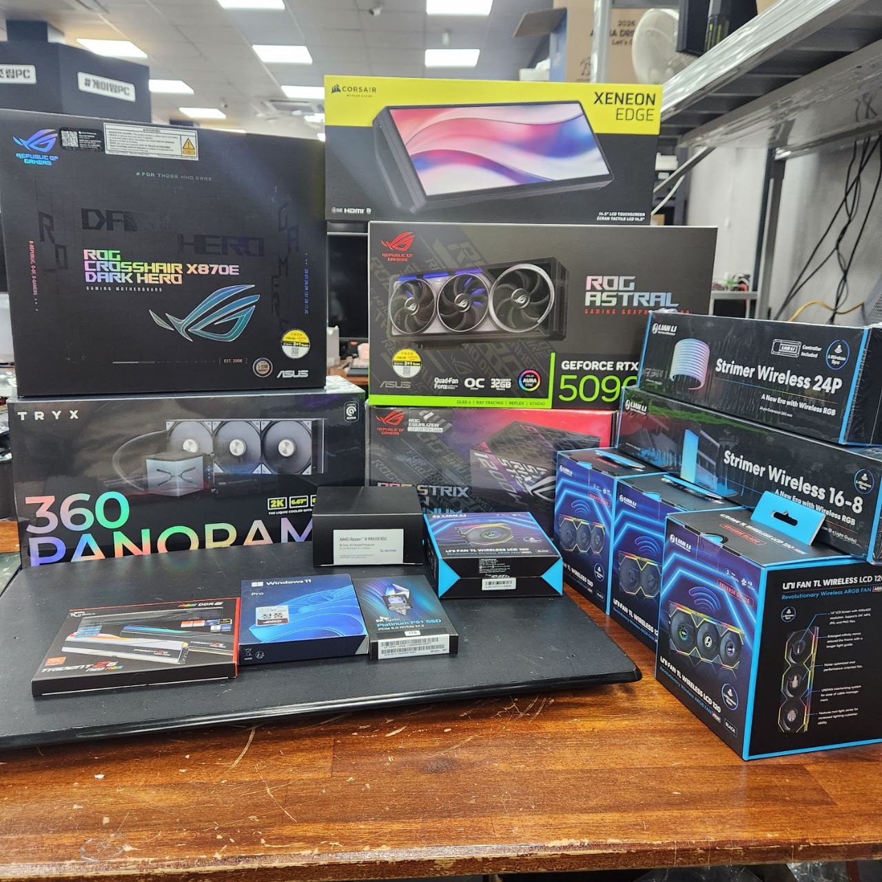 ASUS ROG Astral RTX 5090 OC 32GB - TRYX PANORAMA 3D PRO 360 수냉 쿨러 9950X3D 하이엔드 빌드