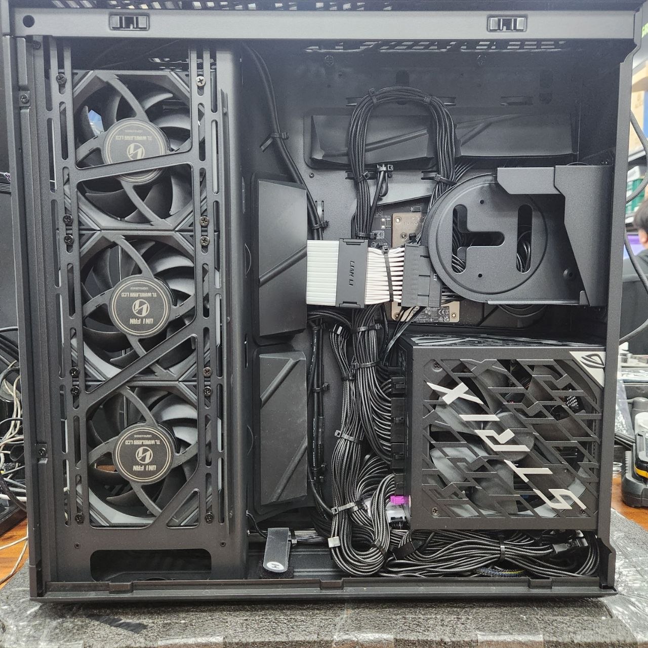 리안리 STRIMER WIRELESS RGB 케이블 - UNI FAN TL Wireless LCD 블랙 9950X3D RTX 5090 하이엔드 PC