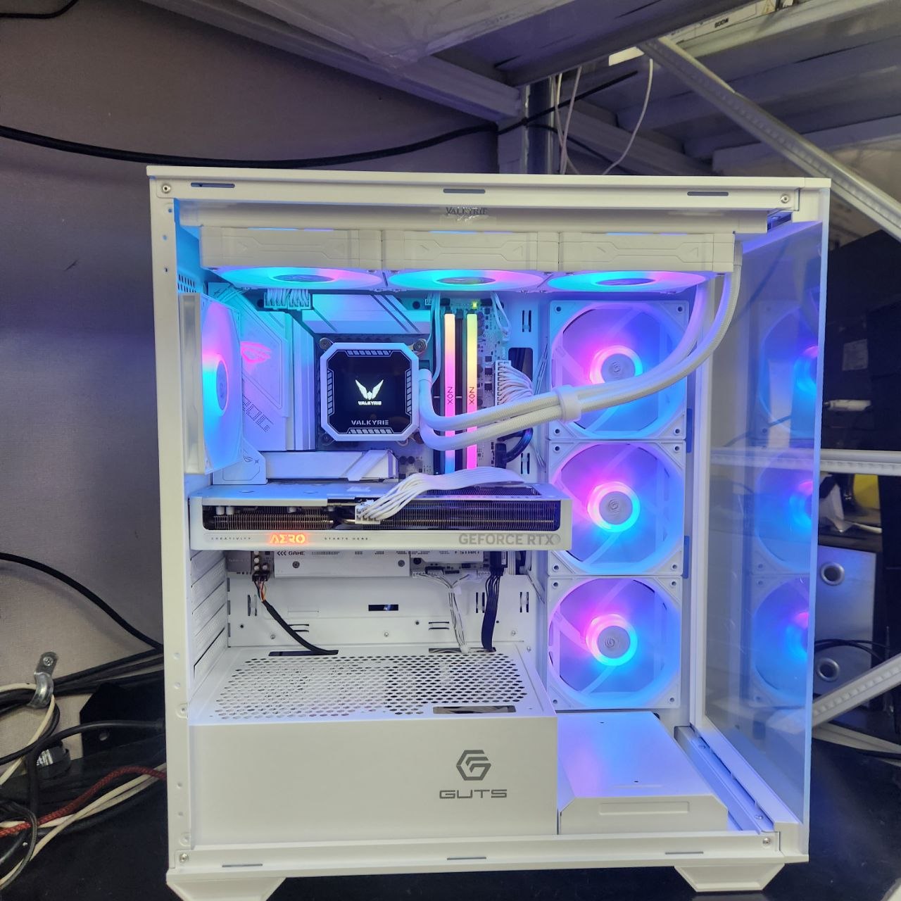 화이트 감성 게이밍 조합 - Ultra 7 270K Plus + RTX 5060 Ti AERO, B860-G WIFI 게이밍 PC