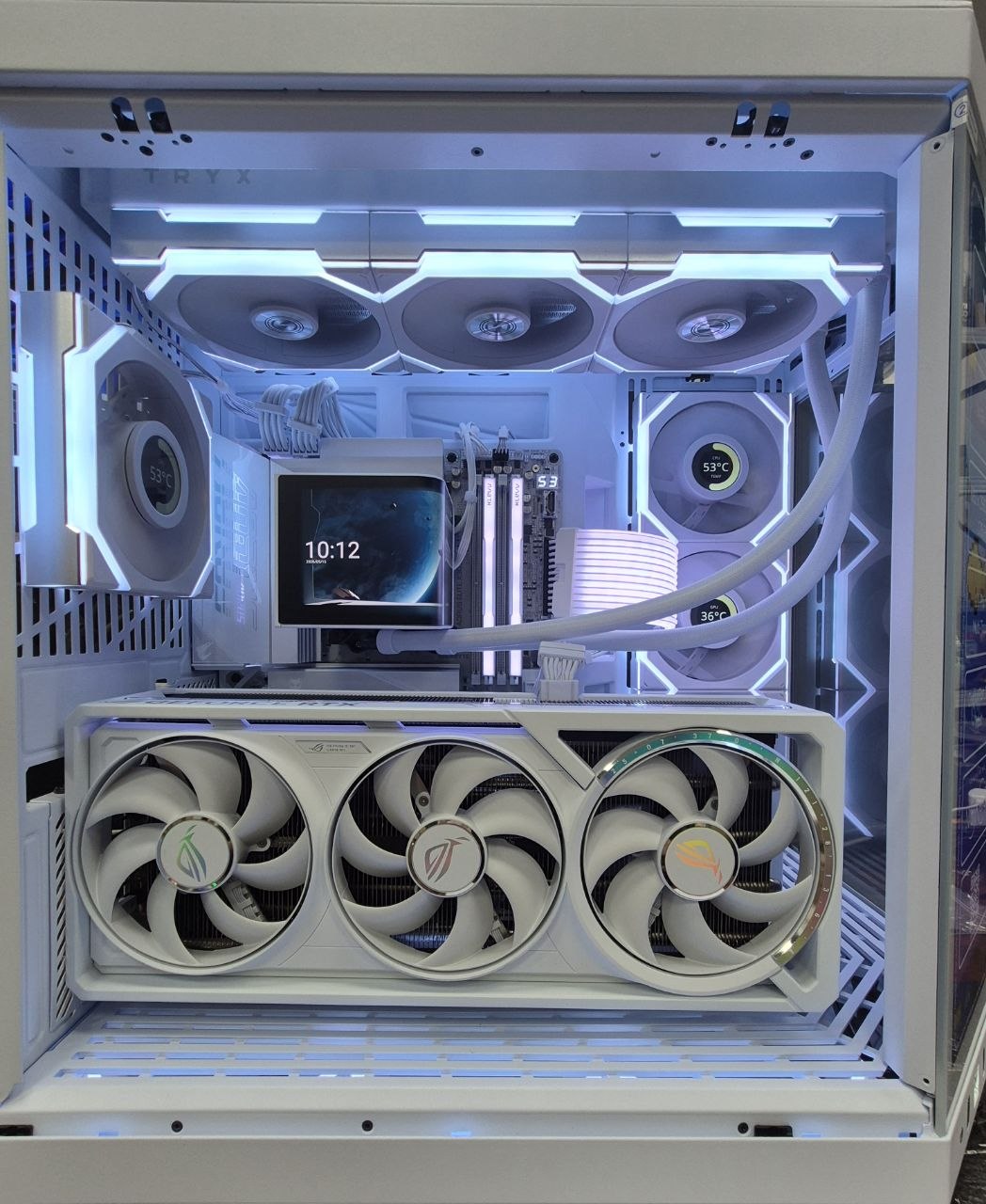 9950X3D RTX 5090 화이트 하이엔드 PC 내부 구성